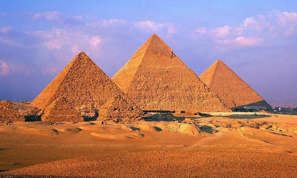 pyramids-of-giza-r2zj6ydqeom38nk488ooeu9esw0inzdb4s37uuewds